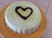 Una foto de gelatina y leche condensada y leche evaporada