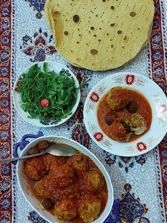 عکسی از دستور کوفته خوشمزه با نان تازه خانگی