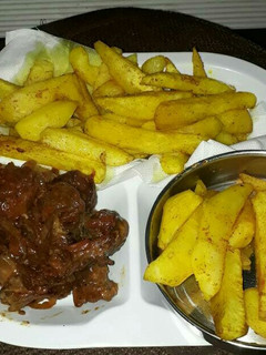 A picture of Wet fried beef with chips.