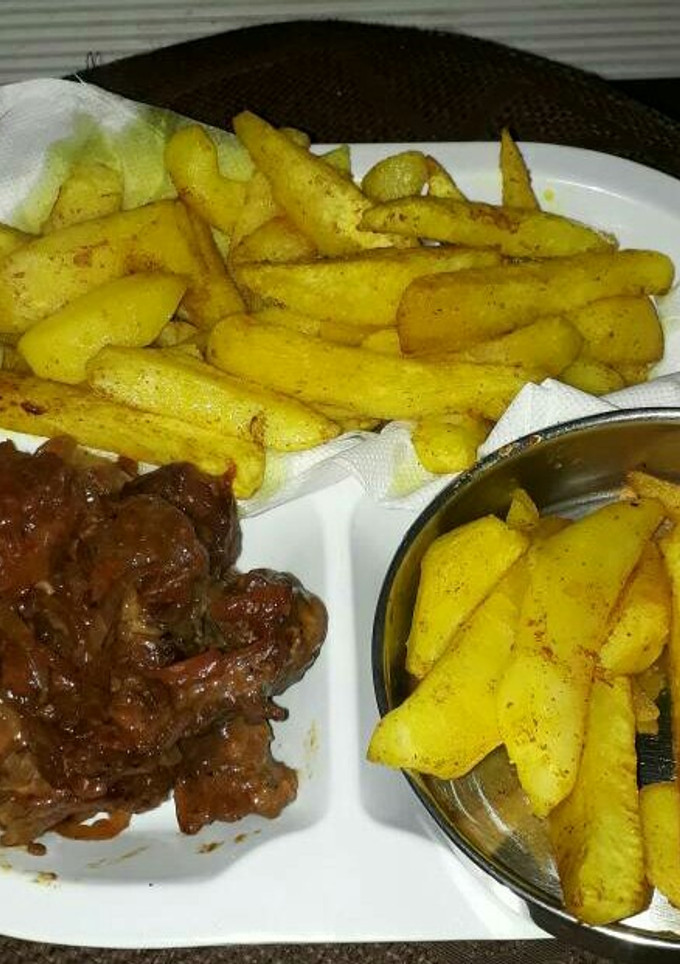 A picture of Wet fried beef with chips.