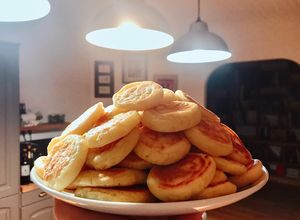 Hình của món 💚 Blinis (Bánh Xèo Nga) Từ Bột Mì, Trứng & Sữa Chua.