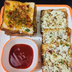A picture of Tasty suji bread pizza.