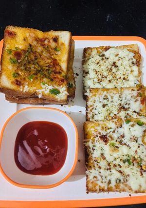 A picture of Tasty suji bread pizza.