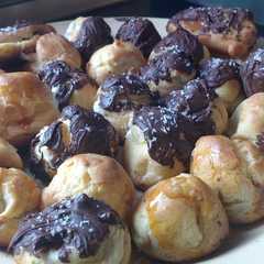 Una foto de Profiteroles o bombas