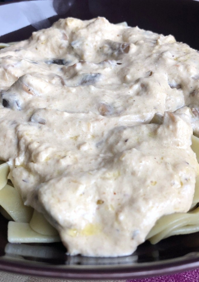 Una foto de Fetuccini de espinacas con salsa de queso y champiñones