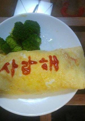 Hình của món Cơm chiên rau củ cuộn trứng.