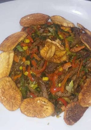 Una foto de Tiras de lomo a la oriental con rodajas de batata