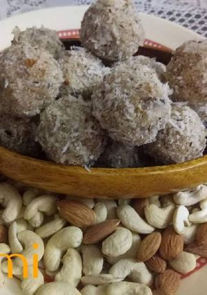 A picture of Dry fruits laddu.