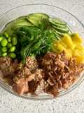 Poke bowl de salmón marinado en soja