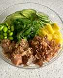 Poke bowl de salmón marinado en soja