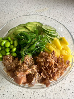 Una foto de Poke bowl de salmón marinado en soja