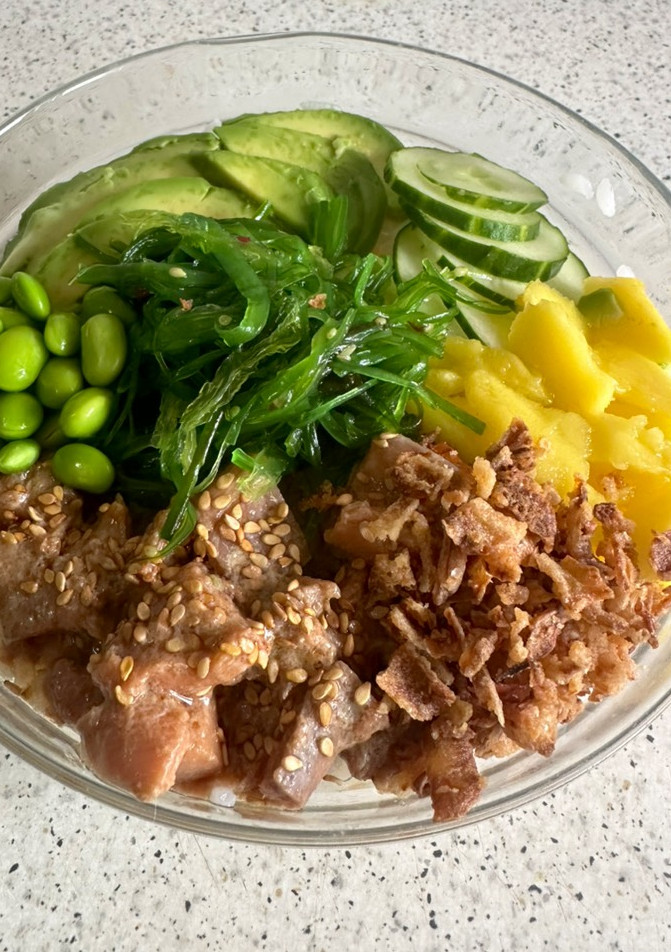 Una foto de Poke bowl de salmón marinado en soja
