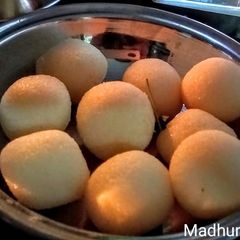 A picture of Coconut Ladoo.