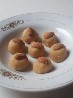 મગસ ના લાડુ (Magas Ladoo Recipe In Gujarati) રેસીપી મુખ્ય ફોટો