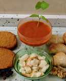 Escalopes vegetales, hojaldre de tofu y crema de tomate con frutos secos