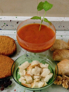 Una foto de Escalopes vegetales, hojaldre de tofu y crema de tomate con frutos secos