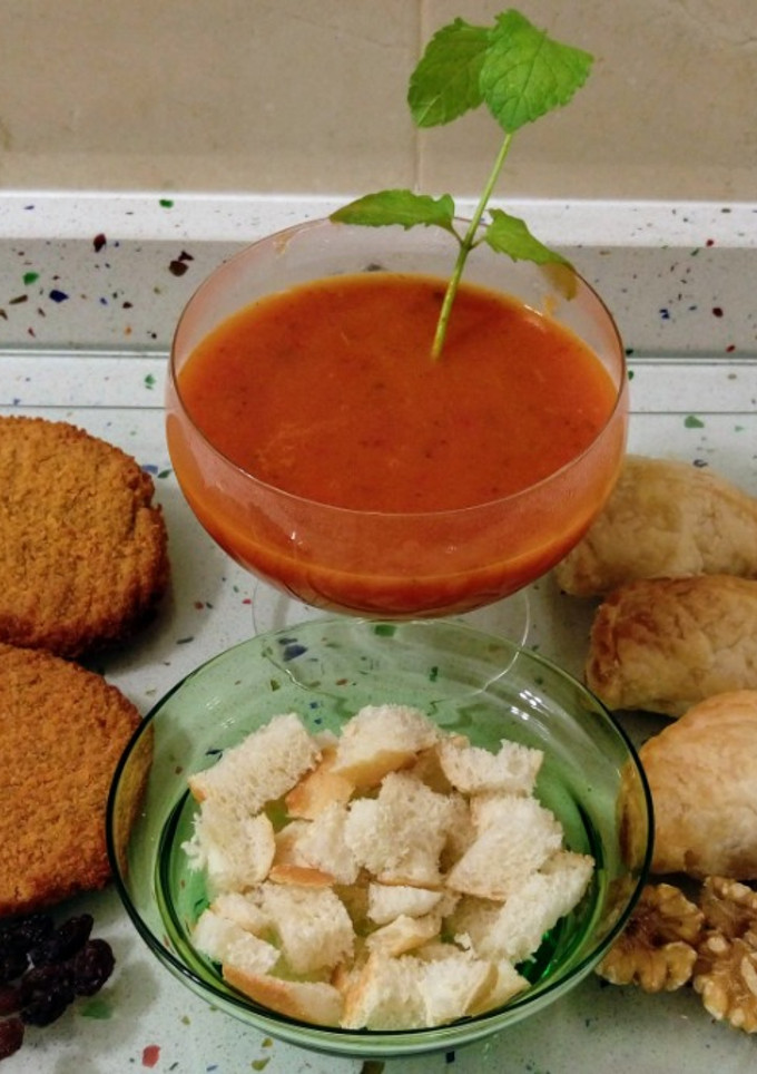 Una foto de Escalopes vegetales, hojaldre de tofu y crema de tomate con frutos secos