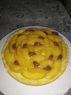 Una foto de Tarta de crema pastelera y durazno