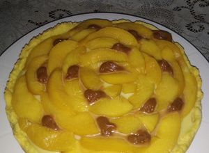 Una foto de Tarta de crema pastelera y durazno