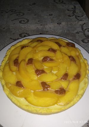 Una foto de Tarta de crema pastelera y durazno