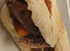 Una foto de Sándwich/// Pan de ciabatta italiana crocante y express con un relleno de Bondiola muy sabroso