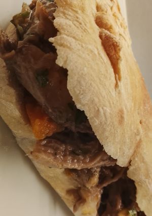 Una foto de Sándwich/// Pan de ciabatta italiana crocante y express con un relleno de Bondiola muy sabroso