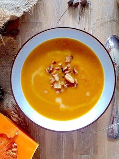 Une photo de Velouté de butternut et châtaignes rôties