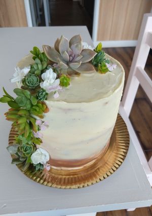 Una foto de Drip cake de vainilla y chocolate