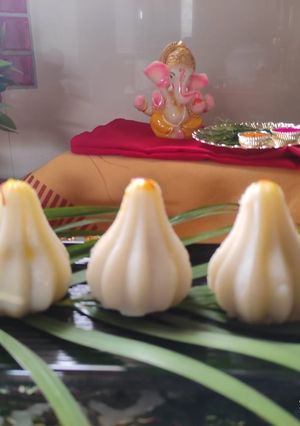 उकडीचे मोदक (ukadiche modak recipe in Hindi) रेसिपी मुख्य फोटो