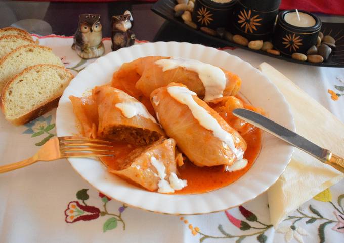 Stuffed cabbage in tomato sauce