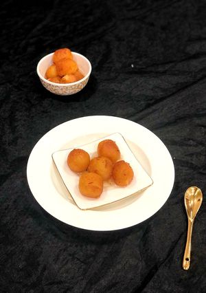 सूजी के ग़ुलाब जामुन (Suji ke gulab jamun recipe in Hindi) रेसिपी मुख्य फोटो