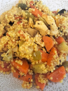 Una foto de Mijo con pollo y verduras
