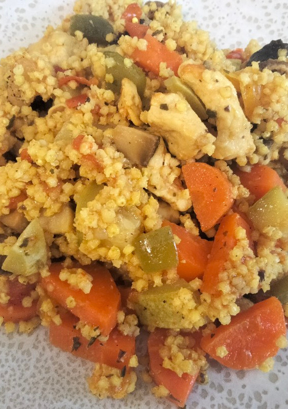 Una foto de Mijo con pollo y verduras