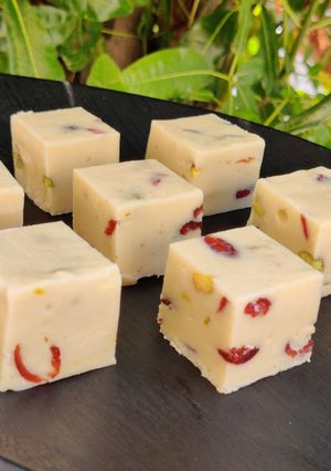 ક્રેનબેરી પિસ્તાચીઓ ફજ (Cranberry pistachio fudge Recipe In Gujarati) રેસીપી મુખ્ય ફોટો