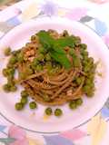 Spaghetti con pesto alla menta e piselli