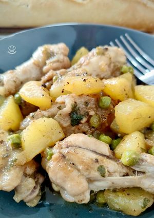 Una foto de Pollo con patatas al vino blanco