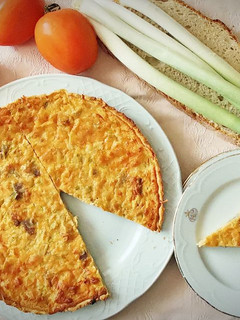 Una foto de Quiche de Calçots y Botifarra con salsa Romesco