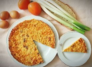 Una foto de Quiche de Calçots y Botifarra con salsa Romesco
