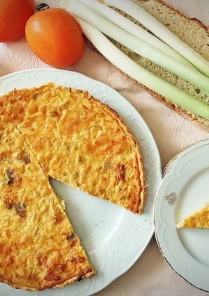 Una foto de Quiche de Calçots y Botifarra con salsa Romesco