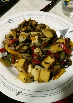 Una foto de Tofu con mix de setas