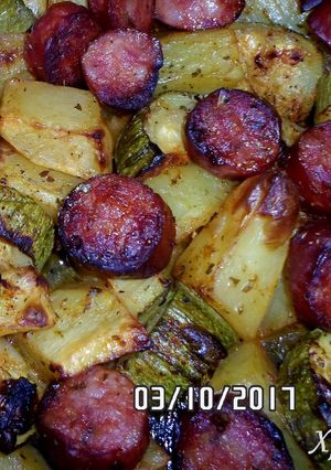Φωτογραφία της συνταγής Λουκάνικα με πατάτες και κολοκυθάκια στο φούρνο