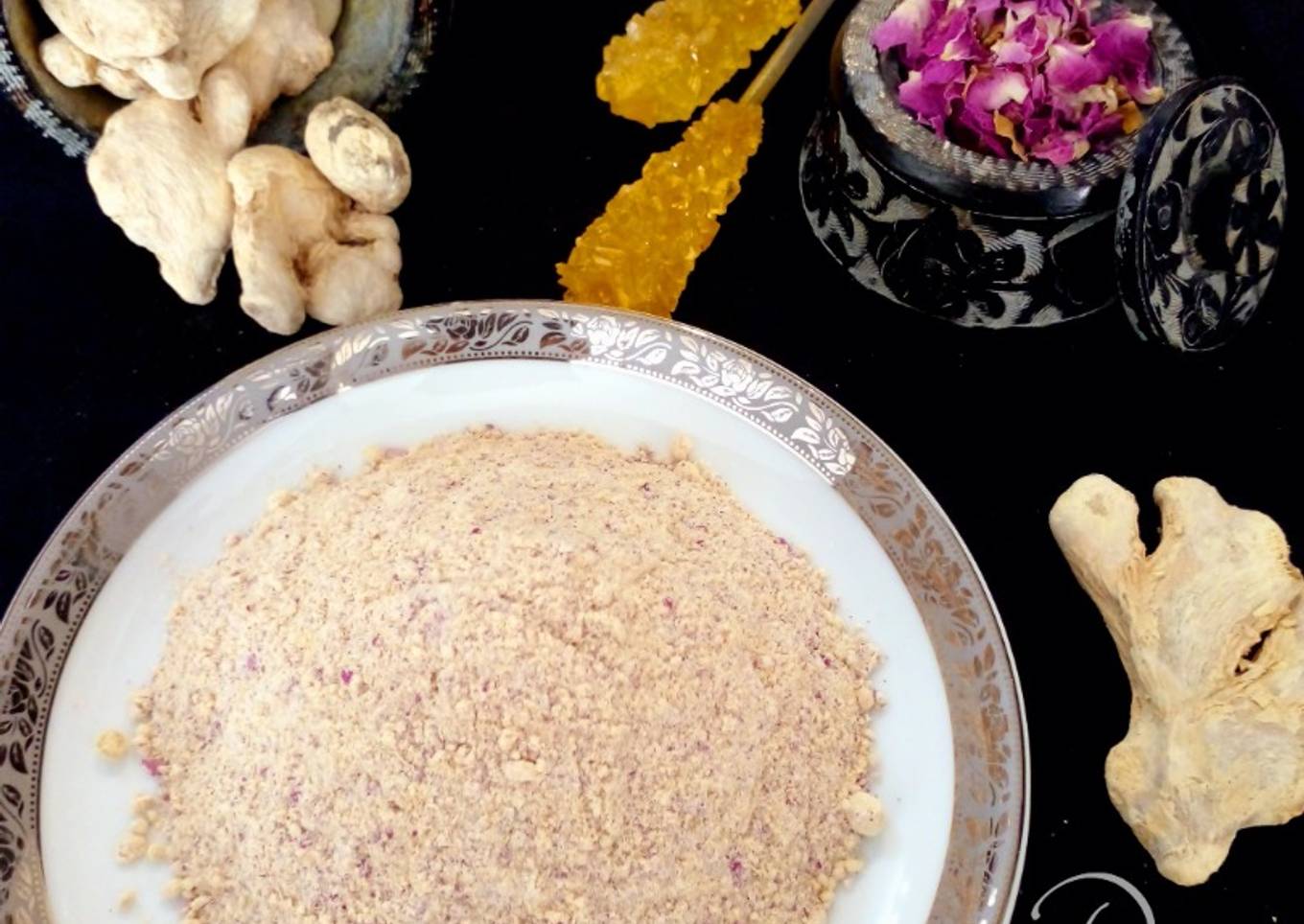 Ginger and damask rose powder