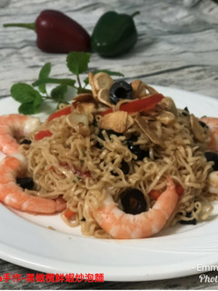 黑橄欖鮮蝦炒泡麵 的食譜成品照片