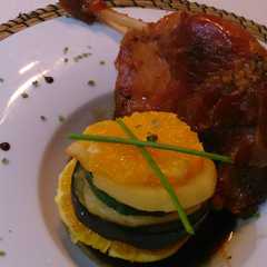 Una foto de Muslo de pato confitado con verdura y reducción al Pedro Ximénez