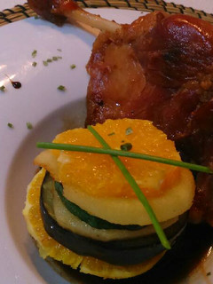 Una foto de Muslo de pato confitado con verdura y reducción al Pedro Ximénez