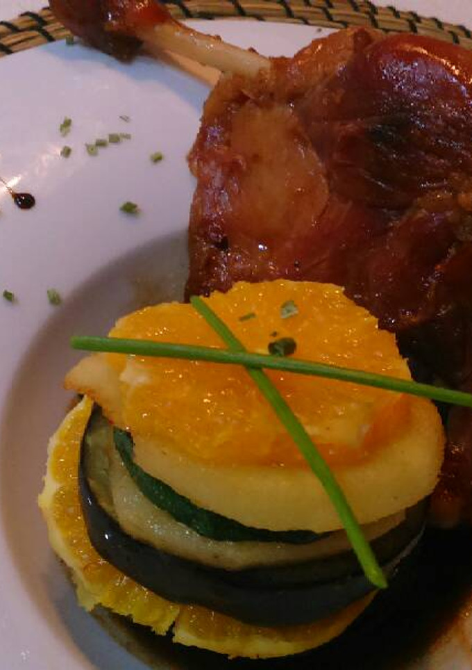 Una foto de Muslo de pato confitado con verdura y reducción al Pedro Ximénez