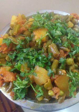 सेंगरी आलू (sangri aloo recipe in Hindi) रेसिपी मुख्य फोटो