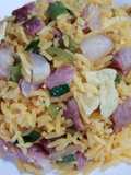 Arroz con lomo ahumado, huevo y maíz