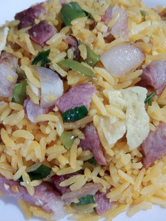 Una foto de Arroz con lomo ahumado, huevo y maíz