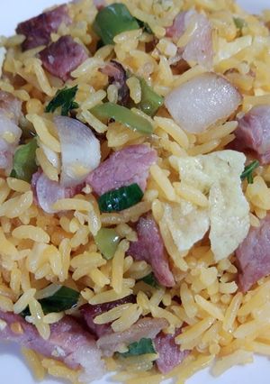 Una foto de Arroz con lomo ahumado, huevo y maíz